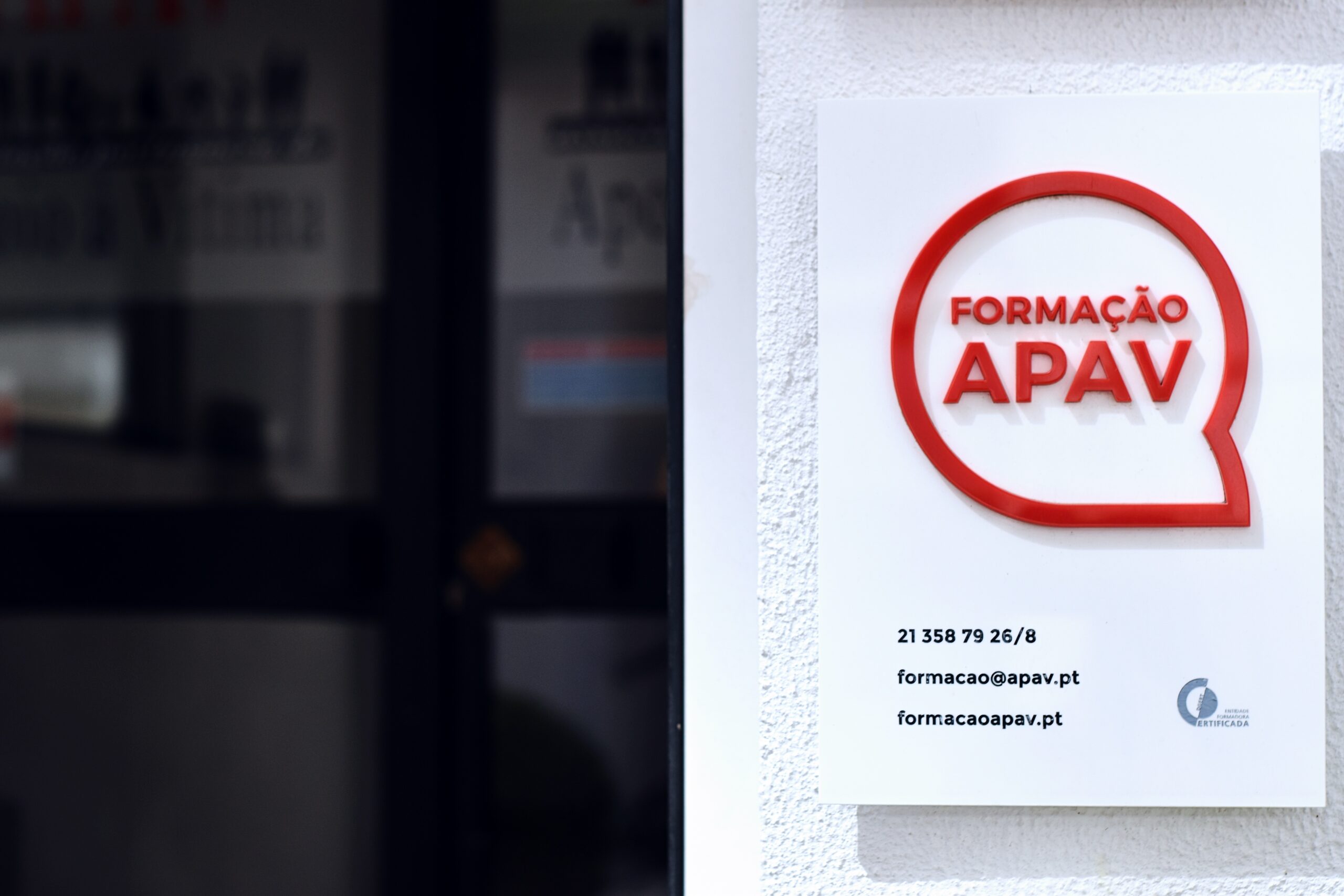 Formação APAV na entrada da sede da APAV