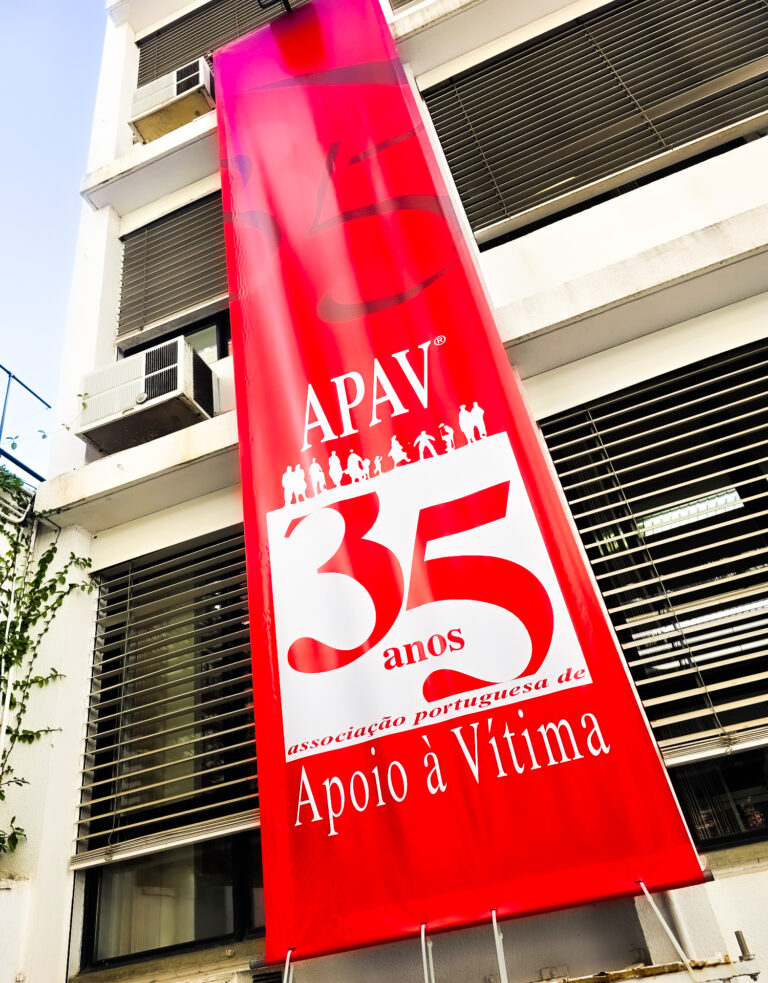 Edifício da APAV com Banner vertical dos 35 Anos